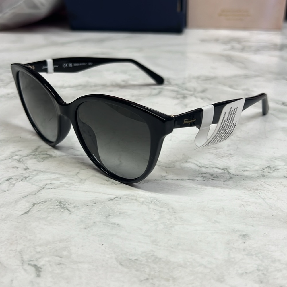 Salvatore Ferragamo Women's Black Cat Eye Sunglasses SF1073S001 Italy - Picture 2 of 5